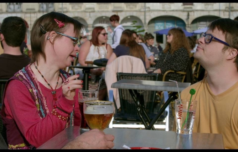 960x614_eleonore-robin-discutent-terrasse-aras-documentaire-irai-decrocher-lune-espere-faire-changer-regard-societe-difference